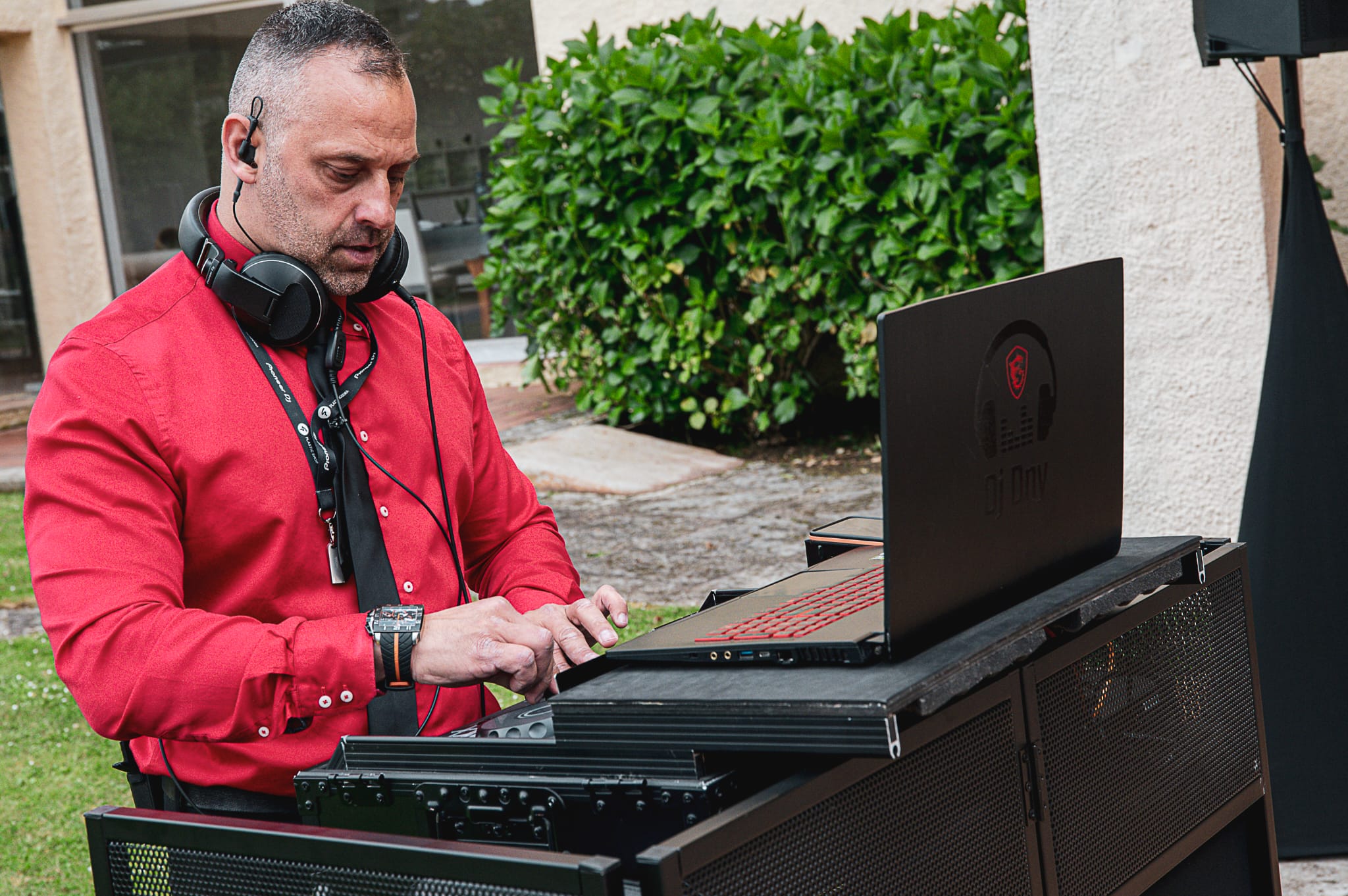 DJ DNY Events en la cabina durante un evento de día