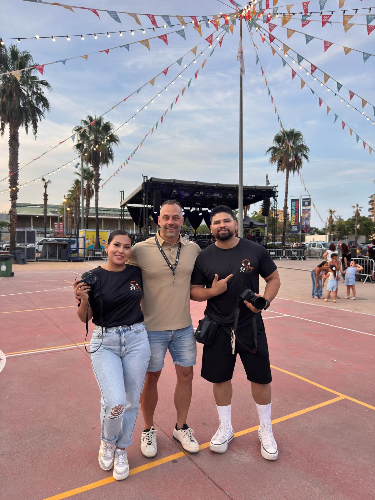Daniel junto al equipo de DJ DNY Events en un festival al aire libre
