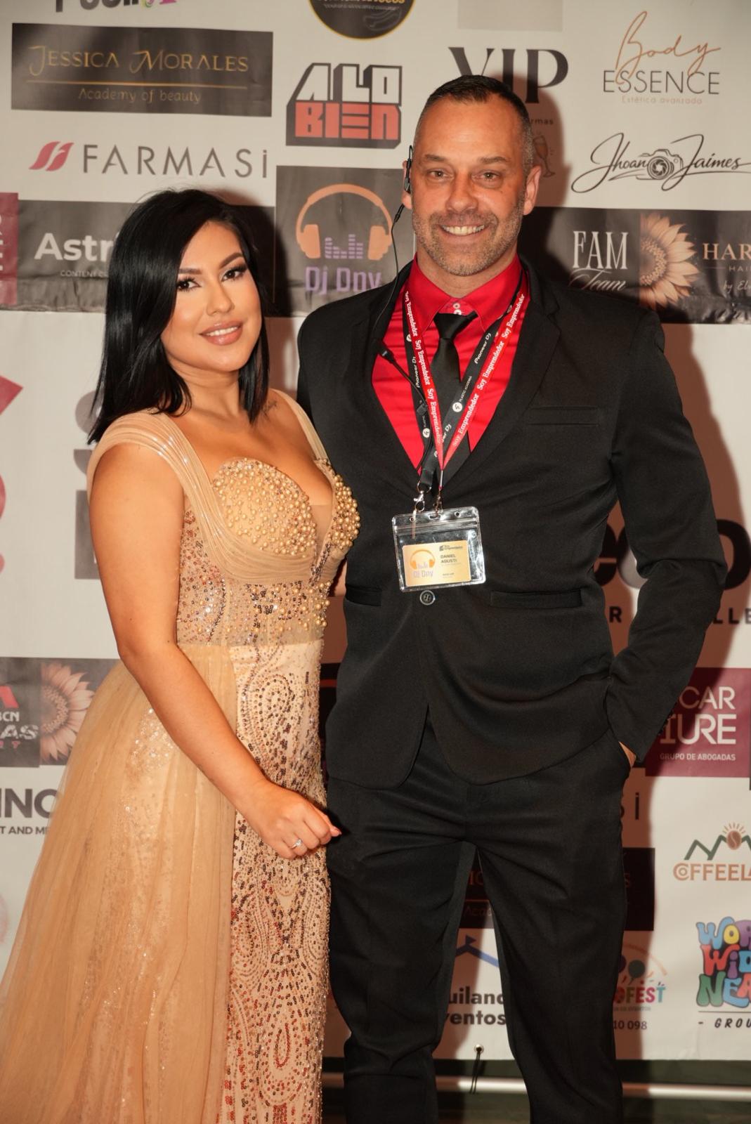 Jenniffer Delgado y Daniel en la alfombra roja de una gala de eventos