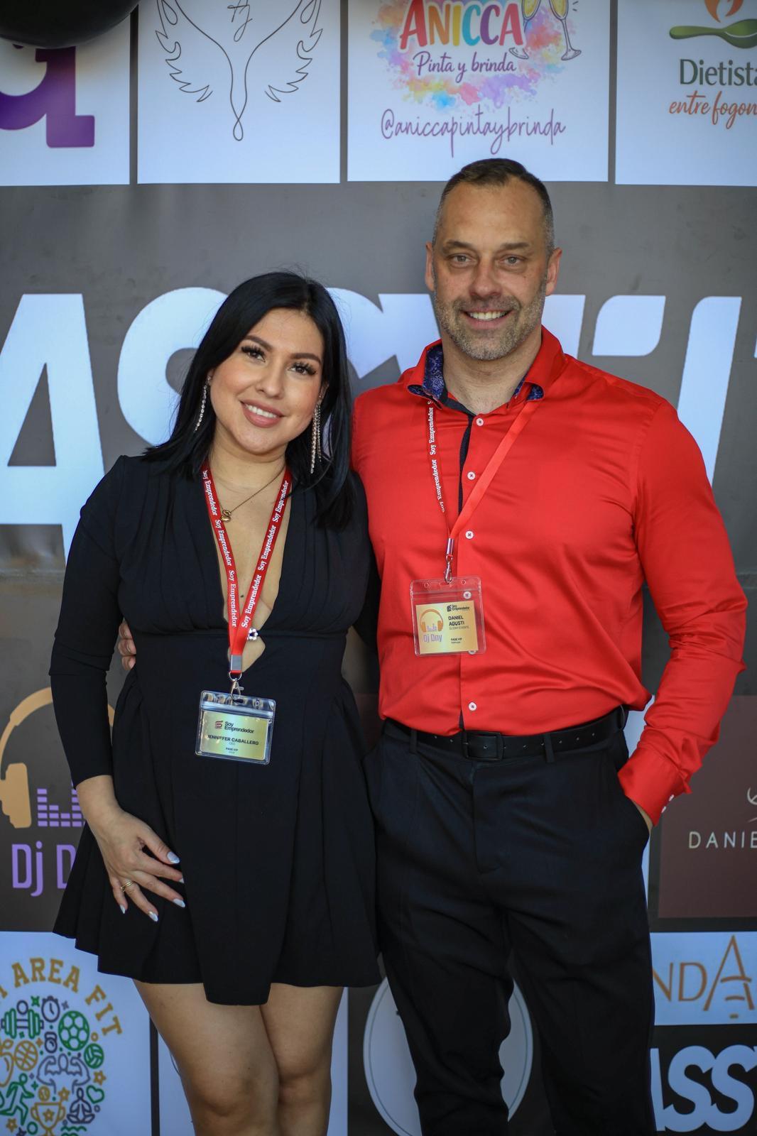 Jenniffer Delgado y Daniel en el photocall del evento KASA FIT